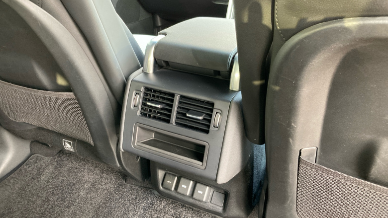 Land Rover Discovery 3.0 D300 Dynamic SE 5dr Auto Diesel Station Wagon